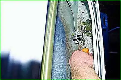 Removing the front door lock GAZ-2705