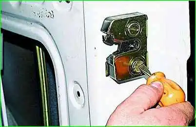 Removing the front door lock GAZ-2705