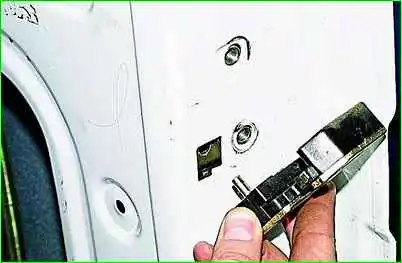 Removing the front door lock GAZ-2705