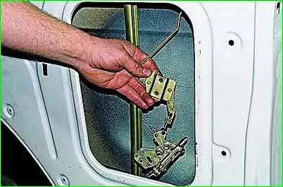 Removing the front door lock GAZ-2705