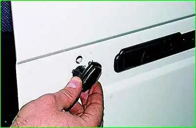 Removing the front door lock GAZ-2705