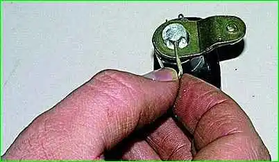 Removing the front door lock GAZ-2705