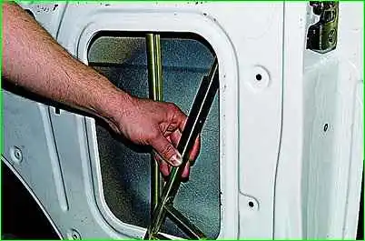 Removing the front door lock GAZ-2705