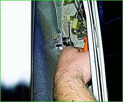 Removing the front door lock GAZ-2705