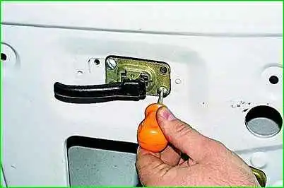 Removing the front door lock GAZ-2705