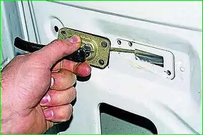 Removing the front door lock GAZ-2705