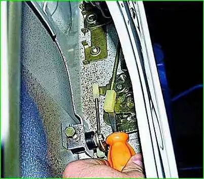 Removing the front door lock GAZ-2705