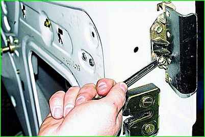 Removing the front door lock GAZ-2705