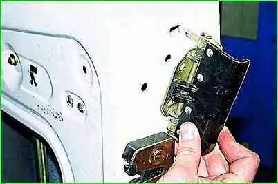 Removing the front door lock GAZ-2705