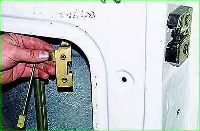 Removing the front door lock GAZ-2705