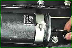Austausch des Kraftstofffilters bei Fahrzeugen mit den Motoren ZMZ-405, ZMZ-406