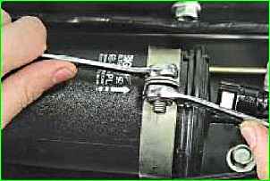 Austausch des Kraftstofffilters bei Fahrzeugen mit den Motoren ZMZ-405, ZMZ-406