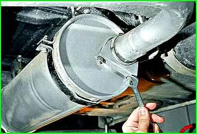 How to replace the muffler and resonator of the GAZ-2705 car
