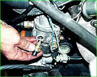 Entfernen des Temperatursensors der Motoren Typ ZMZ-405, ZMZ-406