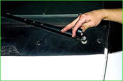 Removing and dismantling the GAZ-2705 windshield wiper