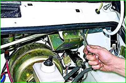 Removing and dismantling the GAZ-2705 windshield wiper