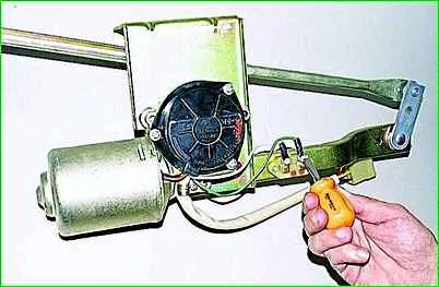 Removing and dismantling the GAZ-2705 windshield wiper