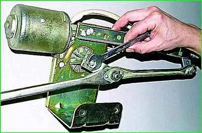 Removing and dismantling the GAZ-2705 windshield wiper