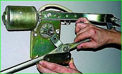 Removing and dismantling the GAZ-2705 windshield wiper