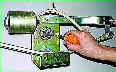 Removing and dismantling the GAZ-2705 windshield wiper