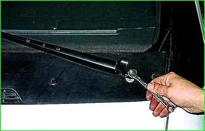 Removing and dismantling the GAZ-2705 windshield wiper