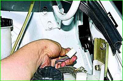 Checking and replacing the windshield wiper relay