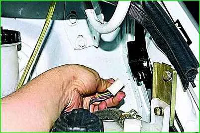 Checking and replacing the windshield wiper relay