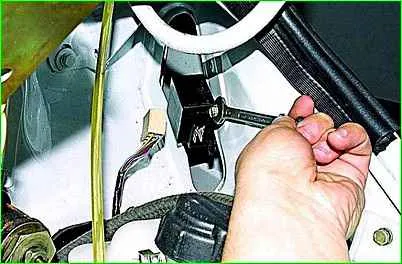 Checking and replacing the windshield wiper relay