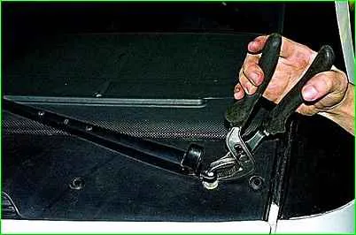 Removing and dismantling the GAZ-2705 windshield wiper