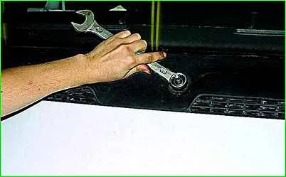 Removing and dismantling the GAZ-2705 windshield wiper