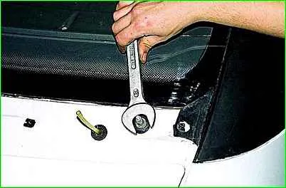 Removing and dismantling the GAZ-2705 windshield wiper
