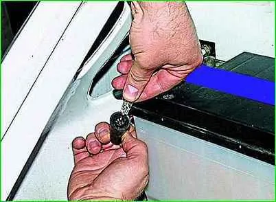 Замена лампы, снятие бокового указателя поворота