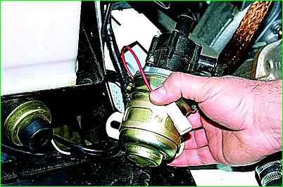 Removing the electric pump of the auxiliary heater