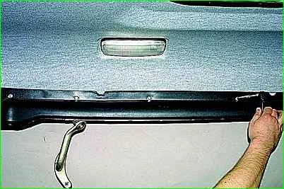 Cómo quitar el mecanismo de la puerta corredera del automóvil GAZ-2705