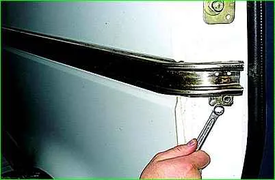 Cómo quitar el mecanismo de la puerta corredera del automóvil GAZ-2705