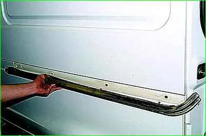 Cómo quitar el mecanismo de la puerta corredera de un automóvil GAZ-2705