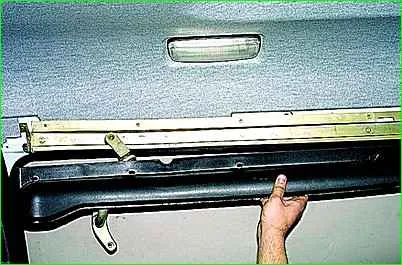 Cómo quitar el mecanismo de la puerta corredera de un automóvil GAZ-2705