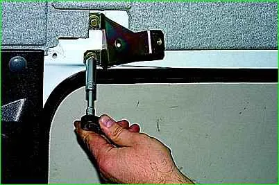 Cómo quitar el mecanismo de la puerta corredera del automóvil GAZ-2705