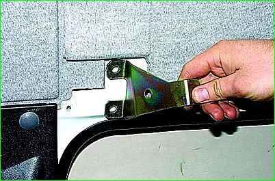 Cómo quitar el mecanismo de la puerta corredera de un automóvil GAZ-2705