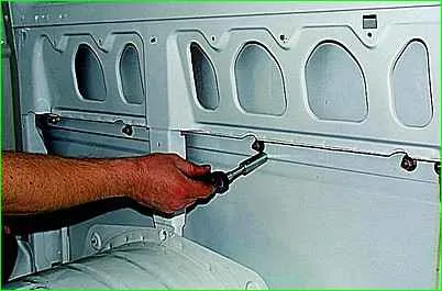 Cómo quitar el mecanismo de la puerta corredera de un automóvil GAZ-2705