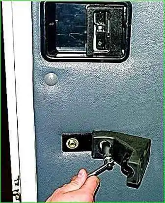 Desmontaje del tapizado de la puerta corredera GAZ-2705