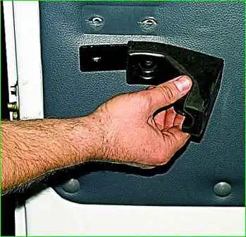 Desmontaje del tapizado de la puerta corredera GAZ-2705