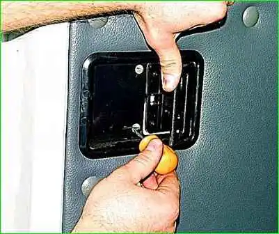 Desmontaje del tapizado de la puerta corredera GAZ-2705