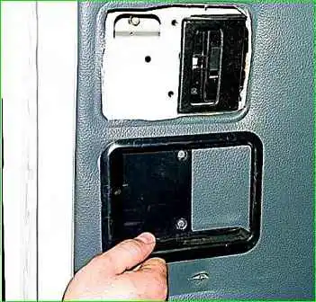 Desmontaje del tapizado de la puerta corredera GAZ-2705