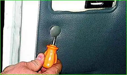 Desmontaje del tapizado de la puerta corredera GAZ-2705