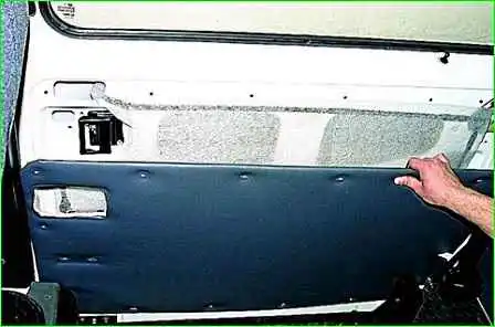 Desmontaje del tapizado de la puerta corredera GAZ-2705
