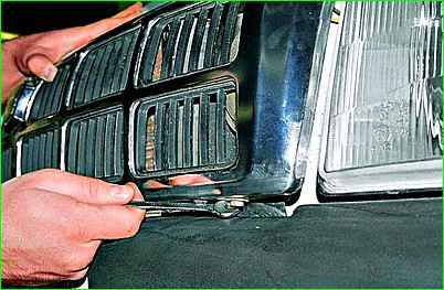 Снятие решетки и верхней панели облицовки радиатора
