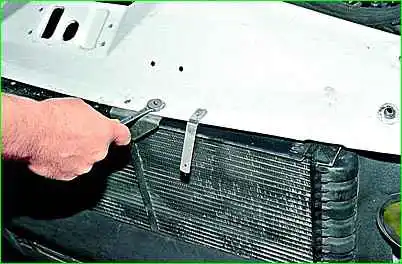 Extracción de la rejilla y el panel superior del embellecedor del radiador