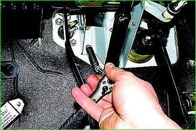 Cómo quitar el conjunto de pedales del automóvil GAZ-2705
