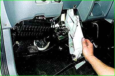 How to remove the pedal assembly of the GAZ-2705 car